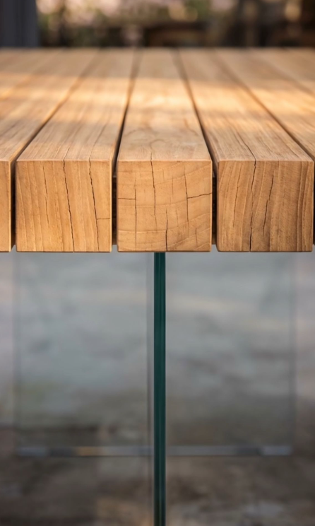 Tavolo Air teak — dettaglio listoni e gambe in vetro
